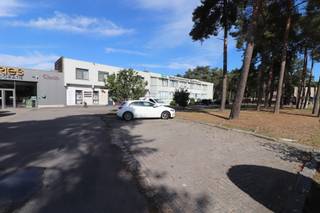 Een bedrijfshal van ca. 270 m² (huidige ledershop) in Bedrijvencentrum Merksplas.De bedrijfshal is momenteel ingericht in een winkelgedeelte vooraan...