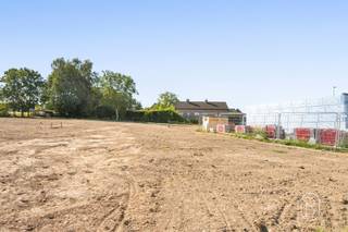 In Ruien, deelgemeente van Kluisbergen, bevindt zich deze ruime bouwgrond van 965 m².Het perceel ligt aan de Grote Herreweg en beschikt over een mooie bouwzone met daarachter een bijzonder ruime tuinzone. Een ideale basis voor wie zijn eigen woning wil realiseren en tegelijk belang hecht aan voldoende buitenruimte.De ligging combineert een rustige woonomgeving met de prachtige natuur van de Vlaamse Ardennen. Wandelen, fietsen en ontspannen in het groen kan hier vlakbij, terwijl de omliggende dorpscentra en dagelijkse voorzieningen vlot bereikbaar blijven.Een aantrekkelijk perceel voor wie droomt van bouwen op een ruime grond in Kluisbergen.
