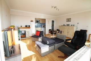 Dit gemeubeld appartement in Wenduine is een uitstekende keuze voor wie op zoek is naar een comfortabele woonruimte of een tweede verblijf aan de Belgische kust. Het appartement is gelegen aan de zonnekant en beschikt over een ruim terras waar je heerlijk kunt genieten van de zon en de frisse zeelucht. <br /><br />Indeling: Inkom, ruime woonkamer met veel lichtinval en aansluitend een ruim zonneterras waar men kan genieten van een uniek uitzicht, open keuken, mooie badkamer met douche, wastafel en toilet, één slaapkamer.<br />Individuele berging in de kelder en een gemeenschappelijke fietsenberging.<br />Residentie Casino beschikt zowel over een inkom op de Zeedijk als aan de achterzijde van de Zeedijk.<br /><br />Dankzij de ligging aan de zonnekant geniet je hier van veel natuurlijk licht in de woonruimtes. Het appartement is ideaal gelegen, op wandelafstand van de winkels, restaurants en openbaar vervoer. <br /><br />Kortom, dit appartement in Wenduine is een ideale uitvalsbasis voor wie op zoek is naar een comfortabele en praktische woonruimte aan de Belgische kust.<br /><br />Interesse?<br />Neem vlug contact op voor een vrijblijvende bezichtiging.