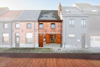 Welkom in deze charmante gesloten bebouwing gelegen in de Schaperijstraat. Deze woning vormt een interessante opportuniteit voor wie op zoek is...