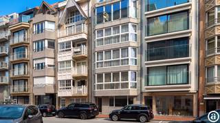 <p><span>Ground-floor apartment in an excellent location, within walking distance of the Rubensplein, the shops and the sea. The layout comprises a spacious and bright living and dining area with an adjoining semi-open kitchen. The apartment features two bedrooms, both with built-in wardrobes and an adjoining bathroom.</span></p>
<p><span>A spacious apartment with plenty of potential, ideal for renovating entirely to your own taste. Contact Knokke Real Estate for more information or to arrange a viewing.</span></p>