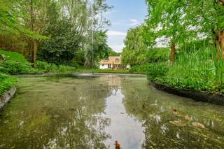 Deze exclusieve villa met rieten dak is ontworpen door architect Peter de Clercq Zubli, die ook tekende voor iconische projecten zoals...