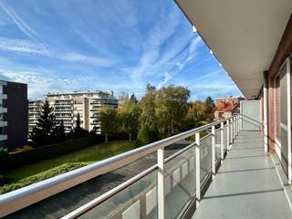 Op de tweede verdieping van een netjes verzorgd gebouw aan de Verbindingslaan in Heverlee bevindt zich dit instapklare en energiezuinige appartement met EPC-label B. De ligging is bijzonder gunstig: vlak bij Leuven, het Research Park Haasrode, IMEC en de oprit van de E40. Ook winkels, scholen en openbaar vervoer bevinden zich in de nabije omgeving, waardoor zowel rust als een vlotte bereikbaarheid gegarandeerd zijn.<br />Het appartement bestaat uit een inkomhal met ingebouwde vestiaire, een aangename woon- en eetkamer met veel lichtinval en een volledig uitgeruste keuken. Aansluitend bevindt zich een ruim balkon met een mooi, open uitzicht. Via de nachthal bereikt men twee volwaardige slaapkamers, een badkamer, een apart toilet en een ruime berging. Daarnaast beschikt het appartement over een praktische kelderberging.<br />Dankzij het EPC-label B is het energieverbruik bijzonder laag. De maandelijkse lasten bedragen 150 euro, waaronder een provisie voor water en verwarmingsverbruik is inbegrepen.<br />Het appartement is onmiddellijk beschikbaar en biedt een ideale combinatie van comfort, ligging en energiezuinigheid — perfect voor wie graag rustig woont met alle voorzieningen binnen handbereik.