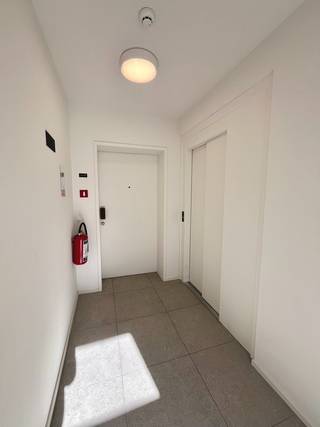 <strong>Bezoek na afspraak met IMMOBOSS per e-mail: ronse@immoboss.be</strong><br /><br />Bent u op zoek naar een energiezuinig en recent appartement, voorzien van alle comfort, en gelegen in het voormalig cinemacomplex "La Familia"? Dan is dit uw kans! De residentie is terug te vinden in het historisch centrum van Ronse, dit nabij de Vrijheid, Kleine Markt, Basiliek, etc. en op een steenworp van de voornaamste winkelstraten en openbaar vervoer. Indeling, eerste verdiep (lift aanwezig): inkomhal met ruimte voor dressing, apart toilet, ruime en lichtrijke leefruimte met open-keuken (hedendaags geïnstalleerd), terras met zicht op het binnenplein, nachthal, praktische berging/wasplaats, 2 volwaardige slaapkamers en een badkamer (inloopdouche). Het appartement werd volledig voorzien van gordijnen en lichtarmaturen.<br /><br /><u>Troeven:</u>
<ul>
<li>volwaardige bewoonbare oppervlakte</li>
<li>gunstige ligging</li>
<li>karaktervolle residentie</li>
<li>energiezuinig, EPC-label: A</li>
<li>onmiddellijk beschikbaar</li>
<li>gemeenschappelijke fietsenstalling</li>
<li>naastliggende openbare parking met voorziening voor elektrisch opladen</li>
<li>algemene onkosten: 50 EUR/mnd. (omvat: verbruik en onderhoud gemene delen + syndicus, met afrekening)</li>
</ul>
<br /><strong>Bezoek na afspraak met IMMOBOSS per e-mail: ronse@immoboss.be</strong>