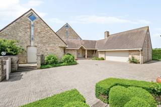 - Villa op een groot hoekperceel (2.510 m²)<br />- Inkomhal met vestiaire en apart toilet <br />- Ruime leefruimte met parketvloer en gezellige gashaard <br />- Overal centrale verwarming op gas, pelletkachel in de eetplaats/keuken<br />- Uitgeruste keuken met natuurstenen vloer<br />- 1 gelijkvloerse slaapkamer<br />- 4 slaapkamers op de eerste verdieping, met parketvloer<br />- Volwaardige zolder<br />- Badkamer op het gelijkvloers met ligbad, inloopdouche en wastafel<br />- Badkamer op de eerste verdieping met douche, wastafel en toilet<br />- Verzorgde tuin met terras in natuursteen, vijver en gemetste barbecue<br />- Ruime dubbele garage met elektrische poort<br />- Carport voor 3 wagens<br />- Droge kelder <br />- EPC: 278 kWh/m²/jaar, label C (geen renovatieplicht), UC: 3891528<br />- 2 regenwaterputten van elk 10.000 liter<br />- Alarmsysteem<br />- Richtprijs: € 699.000