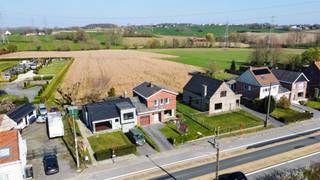 <p>In het centrum van Anzegem, op wandelafstand van winkels, scholen en openbaar vervoer, bevindt zich deze te renoveren woning. De ligging combineert een vlotte bereikbaarheid met een aangenaam open gevoel dankzij het mooie uitzicht, zowel vooraan als achteraan. Een zeldzame combinatie voor wie centraal wil wonen en toch wil genieten van ruimte en zicht.</p>

<p><strong>Over de woning</strong><br />Deze woning is gebouwd met een stevige constructie en biedt een goede basis voor renovatie. De ruimtes zijn logisch ingedeeld en genieten van veel lichtinval. Met de nodige opfrissing kan je hier een comfortabele gezinswoning van maken, volledig naar eigen smaak. De aanwezigheid van een inpandige garage, veranda en tuin zorgen voor extra troeven.</p>

<p><strong>Indeling</strong></p>

<ul><li>Gelijkvloers: inkomhal met apart toilet, woonkamer met aansluitend de gerenoveerde keuken, toegang tot de kelder, berging, inpandige garage en lichtrijke veranda met zicht op de tuin.</li><li>Eerste verdieping: nachthal, 3 ruime slaapkamers, badkamer en toegang tot de zolder.</li><li>Extra: boven de garage is er nog een bijkomende ruimte die kan dienen als extra slaapkamer, hobbyruimte of berging.</li></ul>

<p><strong>Kenmerken &amp;amp; troeven</strong></p>

<ul><li>Stevige basis voor renovatie</li><li>3 ruime slaapkamers + extra ruimte mogelijk</li><li>Lichtrijke veranda en aangename tuin</li><li>Inpandige garage en praktische bergruimtes</li><li>Mooi open zicht voor- en achteraan</li><li>Centrale ligging in het hart van Anzegem</li><li>Gerenoveerde keuken</li></ul>

<p>Meer informatie? Contacteer Maxime De Baere 0491/92.11.86</p>