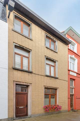 In een bijzonder rustige straat in Gentbrugge bieden wij deze ruime woning aan, boordevol karakter en originele elementen zoals haarden, hoge...