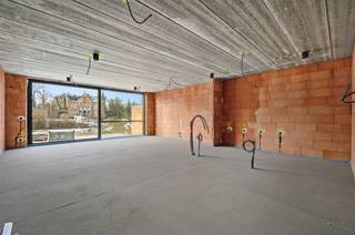 Deze gesloten nieuwbouwwoning wordt verkocht onder registratierechten in plaats van btw, wat een financieel voordeel betekent. Het...