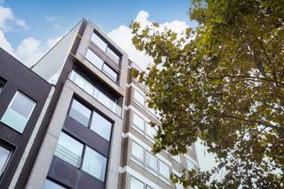 <p>Ce bel appartement d’environ 70 m² (selon le PEB) est situé au sixième étage d’un immeuble à taille humaine sur l’Italiëlei. Idéalement situé au cœur de la ville, à proximité de la Paardenmarkt, de l’Operaplein, du Meir et de la Gare Centrale. Les Leien assurent une excellente accessibilité.<span></span></p>
<p>La pièce de vie bénéficie d’une belle luminosité naturelle grâce à sa grande baie vitrée coulissante. Presque entièrement ouverte, celle-ci prolonge agréablement l’espace de vie et crée une véritable sensation de terrasse couverte, avec une vue dégagée sur la ville en toile de fond.</p>
<p>La cuisine ouverte s’intègre harmonieusement à l’espace de vie et est entièrement équipée d’un réfrigérateur avec compartiment congélateur, d’une plaque de cuisson vitrocéramique, d’un lave-vaisselle et d’un four à micro-ondes combiné.</p>
<p>La chambre se situe au calme, à l’arrière de l’immeuble, et jouxte la salle de bains équipée d’une douche à l’italienne et d’un lavabo.</p>
<p>L’appartement dispose également d’un espace de rangement pratique avec raccordements pour machine à laver et sèche-linge, ainsi que de toilettes séparées.</p>
<p>Une cave privative est incluse dans le prix.</p>