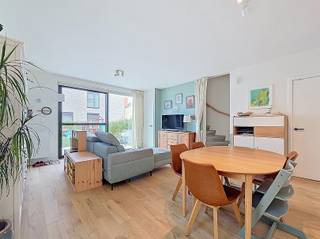 <p><span>In de recente woonwijk Hof van Gent bevindt zich deze instapklare BEN-woning, opgeleverd in 2023. Dankzij de hoogwaardige afwerking en de zorgvuldig gekozen materialen geniet u hier van een woning waar comfort, kwaliteit en duurzaamheid perfect samengaan. Het BEN-label garandeert bovendien een bijzonder laag energieverbruik en een beperkte energiefactuur.</span></p><p><span>Hof van Gent biedt het beste van twee werelden: rustig wonen in een groene omgeving én alle voordelen van de stad binnen handbereik. De Leebeek vormt een natuurlijke grens rond de wijk en creëert een aangenaam en groen woonkader. Tegelijk geniet u van een uitstekende bereikbaarheid via de E40, E17, R4 en N60. Bus- en tramhaltes bevinden zich op wandelafstand en het station Gent-Sint-Pieters ligt op slechts 2,5 km. Ook scholen, supermarkten, het UZ Gent en tal van andere voorzieningen bevinden zich in de onmiddellijke omgeving.</span></p><p><span>Bij het betreden van de woning komt u terecht in een ruime inkomhal met apart gastentoilet. De lichtrijke leefruimte vormt samen met de volledig geïnstalleerde open keuken het hart van de woning. Dankzij de grote raampartijen loopt het binnen- en buitenleven naadloos in elkaar over en geniet u van een aangenaam zicht op de gezellige tuin met terras. Op het gelijkvloers bevinden zich bovendien twee praktische bergingen.</span></p><p><span>De eerste verdieping omvat drie slaapkamers, een badkamer met ligbad en dubbele wastafel, een apart toilet en een handige wasberging met aansluitingen voor wasmachine en droogkast. De ingebouwde boekenkast blijft aanwezig en vormt een stijlvolle en functionele meerwaarde. Op de tweede verdieping bevindt zich een ruime vierde slaapkamer met een tweede badkamer, uitgerust met een douche en wastafel.</span></p><p><span>Ook op technisch vlak is deze woning bijzonder goed uitgerust. Zo zorgen de acht zonnepanelen, de regenwaterput van 5.000 liter (aangesloten op het gelijkvloerse toilet, de wasmachine en het buitenkraantje) en de septische put van 2.000 liter voor een efficiënte woonervaring. Daarnaast zijn alle vijf de zuidgerichte ramen voorzien van zonnescreens, terwijl vliegenramen aanwezig zijn aan elk raam. Verder werd overal plafondverlichting geïnstalleerd en zijn alle ruimtes reeds uitgerust met gordijnrails. Ten slotte is er een gemeenschappelijke fietsenberging waar u 2 fietsen kan plaatsen.</span></p><p><span>Een extra troef is de gezellige buurtsfeer. Hof van Gent staat bekend als een kindvriendelijke woonomgeving waar kinderen veilig kunnen spelen en buren elkaar kennen. Het warme buurtgevoel en de aangename sociale contacten maken van deze wijk een ideale plek voor gezinnen.</span></p><p><span>Kortom, deze recente en uitstekend onderhouden BEN-woning combineert ruimte, energiezuinigheid, wooncomfort en een topligging in een groene en kindvriendelijke omgeving dichtbij het centrum van Gent.</span></p><p><span> </span></p><p><span>De woning is beschikbaar vanaf 01/12/2026. Domicilie verplicht. Huurovereenkomst van 1 jaar met mogelijkheid tot verlenging. Geen gemeenschappelijke kosten. </span></p><p><span> </span></p>
