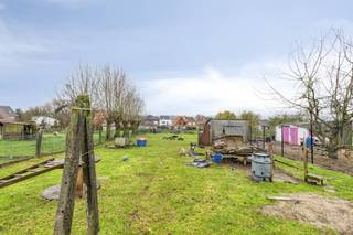 Are you looking for a spacious house for sale with huge potential and a very large plot? This solid home at Valkenstraat 56 in Brakel offers you...