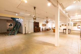 Dit handelspand van +/-178m² bestaat uit een gelijkvloers van +/-33m² met een commerciële kelder van +/-145m² en is gelegen in de...