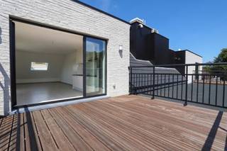 Dit recente appartement is gelegen op de baan van Oelegem richting Zandhoven. Supermarkt en openbaar vervoer vlakbij.<br />In dit gebouw zijn er zes appartementen en is er een lift.<br /><br />Apart toilet voorzien van handenwasser<br />Leefruimte met open keuken op tegels voorzien van: ijskast - kookvuur - dampkap en oven<br />Badkamer met ligbad en lavabo<br />Berging (met aansluiting voor wasmachine)<br />Twee slaapkamers<br />Zeer ruim terras met zicht op de velden<br />Autostaanplaats<br /><br />BIJZONDERHEDEN<br />Maandelijkse kosten 90 euro (forfait, mogelijk om jaarlijks aan te passen), omvattende: elektriciteit gemeenschappelijke delen, kosten syndicus, gebruik lift<br />Vrij vanaf 1/12/2026<br /><br />POSITIEVE ASPECTEN<br />Ruim terras<br />op een boogscheut van het centrum van Oelegem<br />dichtbij alle verbindingswegen