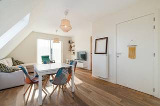 <p>Te koop: moderne penthouse in Strombeek-Bever, gelegen in een rustige residentiële buurt met vrij zicht en nabij openbaar vervoer.</p><p> </p><p>Dit appartement, gebouwd in 2018, combineert eigentijdse architectuur met energiezuinig comfort (EPC-label A+). Dankzij de halfopen structuur geniet u van extra lichtinval en een aangename indeling. De ligging is ideaal: vlot bereikbaar via invalswegen en toch rustig wonen. Het vrij zicht zorgt voor een open gevoel, terwijl de terrassen een fijne buitenruimte biedt.</p><p> </p><p>Belangrijkste ruimtes:</p><p>• Woonkamer met veel natuurlijke lichtinval en directe toegang tot het terras.</p><p>• Moderne keuken, praktisch ingedeeld.</p><p>• Kelder voor extra opslag.</p><p>• 2 terrassen</p><p>• Staanplaats voor uw wagen.</p><p> </p><p>Troeven:</p><p>• Energiezuinig wonen (EPC-label A+).</p><p>• Rustige ligging met vrij zicht.</p><p>• Nabij openbaar vervoer en invalswegen.</p><p>Neem vandaag nog contact op met uw ERA-makelaar voor een bezoek.</p><p>JOUW DROOMAPPARTEMENT. ZO GEVONDEN!</p>