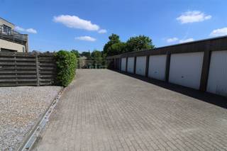 Zeer centraal gelegen gelijkvloers appartement met groot zonnig terras. Het appartement omvat een inkomhal met inbouwkast, woonkamer met...
