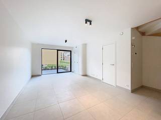 Deze duplex met drie slaapkamers + kinderkamer / werkkamer / inloopkast, gelegen in het project Mench, biedt een ideale combinatie tussen een appartement en een woning, met ruime volumes en een privatieve buitenruimte. Gelegen in een rustige omgeving met een gemeenschappelijke tuin, geniet het project van een strategische ligging vlakbij openbaar vervoer, winkels en hoofdwegen.<br />Het hoofdniveau omvat een lichtrijke leefruimte met een volledig uitgeruste open keuken, met toegang tot de buitenruimte. Een gastentoilet en een wasruimte vervolledigen dit niveau.<br />Op de verdieping vindt u drie slaapkamers, twee moderne badkamers en een extra ruimte die kan dienen als bureau, dressing of kinderkamer. Een perfect pand voor een gezin of huisgenoten die op zoek zijn naar ruimte en modern comfort.<br />De hedendaagse afwerkingen garanderen optimaal dagelijks comfort: uitstekende energieprestatie met een EPC A, warmtepomp, zonnepanelen, ventilatiesysteem met dubbele flux, vloerverwarming, kwaliteitsvolle materialen en verzorgde afwerkingen. Lage provisies. Onmiddellijk beschikbaar. Mogelijkheid om een parkeerplaats te huren tegen meerprijs (met of zonder laadpaal). Oppervlaktes worden ter indicatie opgegeven.<br /><br />
<p><u>Indeling</u>:</p>
<p>Begane grond</p>
<ul>
<li>Entree</li>
<li>Kinderkamer / Kantoor / Kleedkamer</li>
<li>Slaapkamer 1</li>
<li>Badkamer</li>
<li>Toilet</li>
<li>Doucheruimte</li>
<li>2 slaapkamers</li>
</ul>
<p>Tuinniveau</p>
<ul>
<li>Woonkamer met volledig ingerichte keuken</li>
<li>Wasruimte</li>
<li>Toilet</li>
<li>Terras + tuin</li>
</ul>