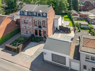 Het bij vele dorpsbewoners gekende ‘Hooghuis’, gebouwd tussen 1900 en 1919, werd doorheen de jaren met veel zorg en smaak gerenoveerd tot een warme...