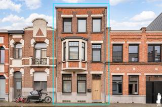 Karaktervolle, gerenoveerde woning met 3 slk en leuke tuin met bijgebouw nabij het centrum van Lier. <br /><br />Algemeen:<br />- Gerenoveerde woning in 2019, met behoud van authentieke elementen<br />- Top gelegen nabij het centrum van Lier<br />- Station, winkels, scholen, vesten op wandelafstand<br />- Leuke tuin met bijgebouw (eventuele kantoorruimte) met vloerverwarming<br />- Eventueel mogelijkheid tot overname huur garageboxen en autostaanplaats<br />- EPC label C<br />- Elektriciteit gekeurd en conform (volledig vernieuwd)<br /><br />Indeling:<br />Gelijkvloers:<br />- Inkomhal op mooie, authentieke tegels met trap naar eerste verdieping<br />- Grote leefruimte met eetkamer voorzien van lichtkoepels<br />- Berging/wasplaats met toegang tot de kelder<br />- Open, geïnstalleerde keuken met eiland en toegang tot het terras en de tuin <br />- Bijgebouw in de tuin, ideaal als kantoorruimte<br /><br />1e verdieping:<br />- Grote master bedroom op plancher<br />- Totaal gerenoveerde badkamer met bad, inloopdouche, dubbele lavabo, toilet en vloerverwarming<br /><br />2e verdieping:<br />- Momenteel 1 zeer grote slaapkamer, dewelke kan opgedeeld worden in 2 slaapkamers<br /><br />Verder is er in de tuin nog een bijgebouw hetwelk kan dienen als kantoorruimte alsook een kelder onder de woning.