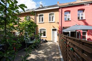 Ruime gezinswoning met voor- en achtertuin in Wondelgem<br /><br />Deze ruime eengezinswoning met zowel een voor- als achtertuin is gelegen in een rustige straat, vlak bij het centrum van Wondelgem. In de directe omgeving vindt u tal van supermarkten, buurtwinkels en andere voorzieningen op wandelafstand. Dankzij de uitstekende ligging bereikt u het centrum van Gent in ongeveer 15 minuten met de fiets. Op slechts 5 minuten wandelen bevindt zich een tramhalte van lijn 1 en ook met de wagen bent u snel op de R4.<br /><br />De woning werd gerenoveerd in 2018 en beschikt op het gelijkvloers over een ruime en lichtrijke leefruimte met aansluitend een uitgeruste keuken. Verder bevindt zich op deze verdieping een badkamer, voorzien van douche.<br /><br />Aansluitend is er een ruime veranda, een aangename extra leefruimte die ideaal is om te genieten tijdens het voor- en najaar.<br /><br />Op de eerste verdieping bevinden zich drie slaapkamers. Daarnaast beschikt de woning over een ruime zolder, die mits de nodige inrichting kan worden omgevormd tot een vierde slaapkamer of polyvalente ruimte.<br /><br />Buiten beschikt de woning over twee ruime terrassen. Het terras aan de voorzijde is oostelijk georiënteerd, terwijl u in de achtertuin geniet van een zuidelijke oriëntatie. Als extra troef is er achteraan een praktisch doorgangspad, ideaal om fietsen te stallen en gemakkelijk toegang te hebben tot de achtertuin.<br /><br />Troeven:<br /><br />EPC-label C<br />Elektrische installatie conform<br />Asbestveilig<br />Twee ruime terrassen<br />Mogelijkheid tot 4 slaapkamers<br />Rustige en gunstige ligging<br />Tram 1 op wandelafstand<br />Vlotte verbinding met de R4<br /><br />Beschikbaarheid: de woning is uiterlijk 6 maanden na het verlijden van de akte vrij.<br /><br />Contacteer Top Vastgoed voor een bezoek: 0475 700 700.