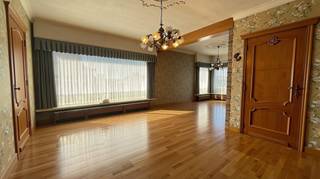 Charmante woning met grote garage/werkhuis op toplocatie.<br />(met mogelijkheid om achterliggende weide van 30are bij te kopen)<br /><br />Bent u op zoek naar een woning met karakter, ruimte en tal van mogelijkheden? <br />Houdt u van dieren? <br />Dan is deze woning zeker een aanrader.<br />Deze woning heeft een tuin, grote garage/werkhuis en biedt een unieke kans voor wie houdt van buitenleven, hobbyruimte of het houden van dieren.<br /><br />Indeling gelijkvloers:<br />Via de inkomhal betreedt u de gezellige woning met een lichtrijke zithoek en eetplaats. <br />Aansluitend bevindt zich de keuken en een praktische stookplaats. <br />Daarnaast is er een extra kamer die perfect kan dienen als tweede zithoek, hobbyruimte of ruime berging. <br /><br />Vanuit de woning heeft u toegang tot een knus overdekt terras waar het heerlijk vertoeven is.<br /><br />Bovendien is er een uitzonderlijk grote garage/werkhuis van maar liefst 133 m², perfect voor zelfstandigen, hobbyisten of opslag.<br /><br />Verdieping:<br />Op de eerste verdieping vindt u 3 slaapkamers en een badkamer.<br /><br />Extra troeven:<br />Woning met veel potentieel (op te frissen naar eigen smaak)<br />Groot werkhuis/garage van 133 m²<br /><br />Vlotte verbinding naar autosnelweg richting Leuven en Brussel<br /><br />Deze eigendom combineert ruimte, ligging en mogelijkheden – een buitenkans voor wie op zoek is naar een woning met karakter en uitbreidingspotentieel.<br /><br />Prijs bespreekbaar!<br />Interesse? Contacteer ons voor een bezoek!<br /><br />Unieke extra troef:<br />Als koper van deze woning kan u optioneel een weide van +/- 30are apart bijkopen (prijs bespreekbaar).<br />Ideaal voor dierenliefhebbers of wie op zoek is naar rust en ruimte. <br /><br />EPC: 746 kWh/m² - UC: 20230730-0002954032-RES-1<br />(Woongebieden met landelijk karakter/agrarische gebieden-Vergunning-Geen verkavelingsvergunning-Voorkooprecht-Geen rechterlijke herstelmaatregel of bestuurlijke maatregel opgelegd)<br />Deze woning is onderworpen aan de renovatieverplichting van de Vlaamse overheid voor residentiële gebouwen (behoudens bij sloop binnen 5 jaar na aankoop). Meer info via de website van het Vlaams Energie- en Klimaatagentschap.<br />Bestuursmaatregelen in het maatregelenregister: nee