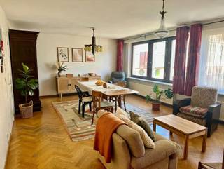 <p>Appartement À LOUER avec garage à Audenarde.</p><p>Cet appartement comprend une entrée, des toilettes, un spacieux salon/salle à manger, une cuisine indépendante donnant sur une petite terrasse et un débarras.<br />Il dispose également de 3 chambres et d'une salle de bains avec baignoire.</p><p>Atouts supplémentaires !<br />Garage intégré et à quelques pas du marché d'Audenarde.</p><p>Ça vous intéresse ? <br />Demandez une visite via notre site web www.immodhondt.be</p>