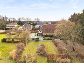 Dans une rue calme à sens unique à Sint-Katelijne-Waver, et pourtant facilement accessible, se trouve cette ferme pleine de caractère sur un...