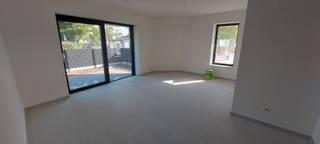 Moderne instapklaar gelijkvloers appartement met 2 slaapkamers en privé buitenruimte in Maasmechelen Deze woning overtuigt met een strakke,...