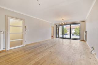 Appartement prêt à emménager, fini de qualité (premier étage) le long de la Raadsherenlaan avec 2 chambres, un espace de vie lumineux, 2 terrasses (12m2) et la possibilité d'acheter un garage souterrain (25 000,00 euros). Cet appartement à vendre (90m² de surface habitable, EPB B : 131) bénéficie d'un emplacement central mais calme dans un environnement adapté aux enfants à proximité du centre de Sint-Kruis (Bruges), des transports en commun, des commerces de proximité, des grands magasins, des écoles, des centres sportifs et avec une connexion facile vers Bruges, Damme, Knokke, Maldegem...<br />Disposition :<br />* Premier étage (environ 90 m²) :<br />- Hall d'entrée spacieux (10m2) avec toilettes invités ;<br />- salon lumineux (33m2) avec fenêtre coulissante qui vous donne accès à la terrasse ensoleillée ;<br />- cuisine séparée et meublée (12m2) avec lave-vaisselle, four, micro-ondes, plaque vitrocéramique, hotte, double évier, réfrigérateur et placards ; <br />- un débarras pratique et spacieux (5 m2) adjacent à la cuisine avec raccordement pour le lave-linge, le système de chauffage central et le système de ventilation ;<br />- 2 chambres (15m2 et 11m2) avec terrasse attenante ;<br />- salle de bain (4m2) avec douche, lavabo dans le meuble + espace de rangement supplémentaire ;<br />* Niveau -1 :<br />- Rangement privé au sous-sol ;<br />- Possibilité d'acheter un box de garage privé souterrain (30 000,00 euros).<br /><br />Registre des mesures: en cours de demande