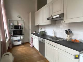 <p><span>Bienvenue dans ce bel appartement situé au cœur d'Anvers 2018. Cet appartement spacieux comprend une surface utile totale de 130 mètres carrés et offre tout ce dont vous avez besoin pour une vie urbaine confortable.</span></p><p><span> </span></p><p><span>Il y a également deux chambres à coucher spacieuses. Chacune bénéficie d'une lumière naturelle abondante grâce à de grandes fenêtres. La première chambre est équipée d'armoires encastrées pour un espace de rangement optimal, tandis que la seconde est située dans un coin tranquille de l'appartement et est parfaite comme chambre à coucher ou espace de travail.</span></p><p><span> </span></p><p><span>Le salon est un véritable point fort de cette propriété. Avec de grandes fenêtres donnant sur les rues environnantes, cet espace offre une atmosphère ouverte et lumineuse. Le salon est doté de magnifiques planchers en bois et offre suffisamment d'espace pour un coin salon et un coin repas confortables. L'agencement crée un flux continu entre le salon et la salle à manger.</span></p><p><span> </span></p><p><span>La cuisine est pratique et bien équipée avec des armoires blanches, une cuisinière moderne et une hotte aspirante. La cuisine est équipée d'un plan de travail en pierre naturelle noire et d'un dosseret pour faciliter l'entretien.</span></p><p><span> </span></p><p><span>L'appartement dispose d'une salle de bains moderne avec une baignoire et une douche, un lavabo et tous les équipements nécessaires au confort quotidien.</span></p><p><span> </span></p><p><span>Cet appartement combine la vie urbaine avec tous les avantages du confort et de l'espace. C'est le choix idéal pour ceux qui recherchent un logement fonctionnel et élégant à Anvers.</span></p>