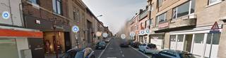 Erg ruim commercieel gelijkvloers te huur, gelegen in het centrum van Landen in de Stationsstraat.<br />Dit pand heeft een gelijkvloerse opp. van ca. 1.185 m² en bevindt zich op een toplocatie met veel passage.<br />De maandelijkse huurprijs bedraagt 1.800 euro.<br />Onmiddellijk beschikbaar // Onroerende voorheffing ten laste van de huurder //<br />Benieuwd naar dit bedrijfsvastgoed te huur te Landen?<br />Contacteer 054 33 62 52 of info@immodelestre.be<br /><br />www.immodelestre.be