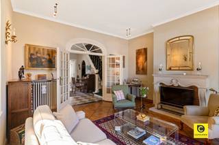 <p><span>Stijlvolle woning met karakter in Edegem </span></p><p><span>Deze prachtige woning combineert charme, ruimte en een uitstekende ligging tussen Edegem en Hove. <br />U woont hier op wandelafstand van winkels, bakkers, openbaar vervoer en groene zones een ideale mix van rust en bereikbaarheid in de Mussenburgomgeving.</span></p><p><span><br /></span><span>Indeling  </span><span><br /><br />U komt binnen in een stijlvolle inkomhal met authentieke elementen. Waaronder een smeedijzeren trap. Verder vindt u hier een vestiaire, gastentoilet en toegang tot de kelder.<br /><br />De lichtrijke leefruimte geniet van grote raampartijen en straalt warmte en elegantie uit dankzij de parketvloer, sierlijke schouw en mooie afwerkingsdetails. Vooraan bevindt zich een gezellige zithoek met onder meer een karaktervol glasraam in lood. De eetkamer sluit naadloos aan op de moderne, volledig uitgeruste keuken, die praktisch is ingericht en perfect aansluit bij gezellige momenten met familie of gasten. Achteraan is er nog een extra eet- of bureauruimte met prachtig zicht op de tuin en het terras.<br />Op de eerste verdieping bevinden zich twee ruime en smaakvol afgewerkte slaapkamers met houten vloeren en veel lichtinval. De master bedroom beschikt over een dressing. Beide kamers geven toegang tot een aangenaam terras aan de achtergevel. De badkamer werd recent vernieuwd en is modern en kwalitatief afgewerkt.</span></p><p><span>De zolderverdieping biedt nog tal van mogelijkheden en kan eenvoudig ingericht worden als extra 3de en zelfs 4de slaapkamer, hobbyruimte of bureau.</span></p><p><span>De verzorgde tuin vormt een groene oase waar u in alle rust kan genieten. <br />De voormalige garage doet momenteel dienst als praktische bergruimte. Parkeren kan gemakkelijk op de oprit met plaats voor twee wagens.</span></p><p><span>Troeven:</span></p><ul><li><span>Instapklare en uitstekend onderhouden woning </span></li><li><span>Zonnepanelen en Sunhunters</span></li><li><span>Rolluiken </span></li><li><span>Veel lichtinval en authentieke elementen </span></li><li><span>Centrale en rustige ligging </span></li></ul><p><span> </span></p><p><span>Een woning met karakter en uitstraling, perfect voor wie op zoek is naar comfort, ruimte en een stijlvolle woonomgeving.</span></p><p><span>Maak vlug een afspraak op 30/4, 2/5 of 5/5/2026op onze website of op nummer 03/449 49 77. Kijk op onze website www.coprimmo.be voor nog meer details.</span></p><p><span> </span></p>