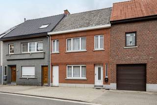 Te renoveren woning gelegen in Nieuwerkerken op de grens met Haaltert. Vlotte verbindingswegen naar E40 en het centrum van Aalst. <br /><br />De indeling is als volgt: Op het gelijkvloers vinden we een inkomhal, leefruimte met zithoek, keuken en badkamer. Aansluitend aan de keuken bevindt zich een veranda met zicht op de tuin. Vanuit de inkomhal brengt de trap ons naar de eerste verdieping met 3 ruime slaapkamers, alsook een vaste trap naar de zolder (met mogelijkheid tot uitbreiding).<br />Deze gesloten bebouwing met bouwjaar 1950 heeft naast de hoofdingang ook nog een handige zij-ingang die een ruime doorgang geeft naar de tuin.
