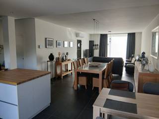 Bent u op zoek naar een recente, energiezuinige woning waar u zonder renovatiewerken meteen kunt intrekken ? Dan is deze verzorgde halfopen bebouwing in Verrebroek zeker een bezoek waard.<br />Deze woning, gebouwd in 2011, combineert hedendaags wooncomfort met een uitstekende energieprestatie (EPC-label A). De woning heeft 10 zonnepanelen (350 wpiek elk en 2 lucht-lucht warmtepompen voor koeling en verwarming). Dankzij de praktische indeling, de lichtrijke leefruimtes en de aangename buitenomgeving is dit de ideale gezinswoning.<br />De woning is gelegen in een rustige, groene omgeving met vlotte verbinding naar de Waaslandhaven en de E34.<br />Indeling: Op het gelijkvloers bevindt zich de inkomhal, het gastentoilet en de ruime leefruimte met open keuken. (volledig uitgerust met Siemenstoestellen, de leefruimte en de keuken hebben vloerverwarming). Aan de keuken grenst ook een mooie berging waar wasmachine en droogkast hun plaats hebben. Vanuit de lichtrijke leefruimte heeft u rechtstreeks toegang tot het recent aangelegde terras en de tuin (bereikbaar via zij-ingang). Op de verdieping zijn er drie volwaardige slaapkamers (20, 12 en 6 m² waarvan 2 met wandkasten) en een comfortabele badkamer (bad, inloopdouche, hangtoilet en dubbele wastafel) welke vloerverwarming heeft met aparte thermostaat.<br />Bij de aankoop van deze halfopen bebouwing dient een overdekte staanplaats verplicht mee aangekocht te worden aan € 10.000.<br />Indien uw interesse gewekt werd, aarzel niet om deze woning te bezoeken tijdens het bezichtigingsweekend van zaterdag 12 september 2026 (10u tot 16u) of zondag 13 september 2026 (10 u tot 13u)<br />Afspraak via mail ginovers69@hotmail.com of via het nummer 0497449425.