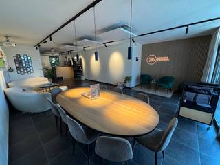 Zoek je de perfecte uitvalsbasis voor jouw onderneming, winkel of praktijk? Dit moderne en energiezuinige handelspand op het sfeervolle Hof van Praet in Aalter biedt alles wat je nodig hebt om succesvol te starten of door te groeien!<br /><br />*Strategische toplocatie:Gelegen op het bruisende Hof van Praet met ruime parkeergelegenheid vlak voor de deur. Jouw klanten parkeren hier zorgeloos en dichtbij.<br />*Oppervlakte: Ca. 86 m² nuttige oppervlakte met een efficiënte indeling.<br />*Bouwjaar 2010: Modern pand in uitstekende staat van onderhoud.<br />*Voorzien van een airco-installatie (zowel koelen als verwarmen) voor een aangenaam binnenklimaat in elk seizoen.<br />*Buitenruimte:Inclusief een gezellig klein terras achteraan.<br />*Sanitair & Nutsvoorzieningen: Eigen sanitaire voorzieningen aanwezig. Bovendien beschikt het pand over aparte tellers voor water, gas en elektriciteit, zodat je enkel betaalt wat je verbruikt.<br /><br />*Huurcontract:Handelshuur (type 3-6-9).<br />*Huurwaarborg: 3 maanden huur.<br />*Onroerende voorheffing: Ten laste van de huurder (wordt doorgerekend).<br />*Beschikbaarheid: In onderling overleg te bepalen.<br /><br />Interesse in een bezoek?<br /><br />Aarzel niet en grijp deze kans om je zaak te vestigen op een absolute toplocatie in Aalter!<br /><br />Neem vandaag nog contact met ons op via 050/33.33.00 of bo.maertens@dewaele.com voor meer informatie of om een bezoek in te plannen.