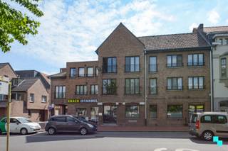 Ontdek dit instapklare appartement met drie slaapkamers, ideaal gelegen nabij de Grote Markt van Izegem. Met een bewoonbare oppervlakte van circa 118 m² bevindt het zich op de tweede verdieping van de residentie ‘Peter Benoit’. Volgende indeling: Inkomhal met gastentoilet, ruime leefruimte met zicht op de Grote Markt met aansluitend de geïnstalleerde keuken met terras. De nachthal verleent toegang tot de drie slaapkamers en de badkamer met ligbad, wastafel en tweede toilet. EPC D - geen renovatieverplichting | Dubbele beglazing (houten schrijnwerk) | Verwarming op elektriciteit | Interessante investeringseigendom | Lopende huurovereenkomst | Centrale verwarming op elektriciteit | Gratis parking nabij | Inclusief kelderberging. Contacteer ons voor meer informatie. 051 67 67 57 www.bordes.be