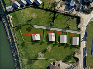 <p><strong>RECREATIEGROND OP 02A75CA (LOT 2) IDEAAL VOOR DE BOUW VAN EEN VAKANTIEWONING AAN DE MAAS TE MAASEIK. <br /><br />TROEVEN<br /><br /><span>- </span></strong>Prachtig gelegen in het pittoreske dorpje Aldeneik. <strong><br /></strong>- In directe nabijheid van de Maas. <strong><br />- </strong>Een uitgebreid horeca aanbod in de buurt. <strong><br />-</strong> Ideaal voor wandel- en fietsliefhebbers. <strong><br />-</strong> Vakantiewoning bouwen naar eigen smaak. <br /><br /><br /><strong></strong></p>
<p><strong>BEKNOPTE INFORMATIE<br /><br />- </strong>Permanent wonen is niet toegestaan.<strong><br /></strong>- Stedenbouwkundige verordening inzake openluchtrecreatieve verblijven en inrichting van gebieden voor dergelijke verblijven is van toepassing.<br />- Maximale grondopp. van het gebouw is 80 m2, inclusief overdekte terrassen en bijgebouwen, en een maximaal volume van 240 m3.<br />- Het hoogste punt van het gebouw mag, gemeten vanaf het maaiveld, niet meer dan vijf meter bedragen.<br />- De totale grondoppervlakte van het gebouw, de terrassen, private toegangswegen, parkeerplaatsen en eventuele verhardingen inbegrepen, mag nooit meer bedragen dan de helft van de perceelsoppervlakte. <br />- Behoudens in het geval van een groepsbouwproject of een gegroepeerde inplanting mag per perceel slechts één openluchtrecreatief verblijf opgericht worden. Als het pand niet gekoppeld of geschakeld kan worden, dan bedraagt de minimumafstand tot de overige perceelsgrenzen ten minste 2 meter. <br />- Alle nieuwe toegangswegen die meerdere panden ontsluiten hebben een minimale hindernisvrije breedte van 4 meter, en zijn voorzien van een elektriciteitsnet. De aard en breedte van de eventuele verharding, die wordt uitgevoerd in waterdoorlatende materialen, wordt bepaald in functie van de plaatselijke noodwendigheden. <br />- De afscheiding/omheining mag enkel uit natuurlijke schuttingen bestaan (geen houten schuttingen of dergelijke). <br /><span>- Mogelijkheid tot aankoop van lot 1 en lot 2. Lot 4 zal niet verkocht worden. Lot 3 is inmiddels al in optie. </span><br />- De volledige voorschriften zijn te bekomen via ons kantoor.<br /><br />Het goed wordt verkocht onder voorbehoud van het bekomen akkoord van de stad over de verdeling van de loten. Procedure lopende.<br />De Vermelde prijs is exclusief verkooprechten, notariskosten, metingskosten, infra-kosten, ea. Aankoopkosten …)</p>
<p><br /><span>Bekijkt u deze advertentie via een aanverwante vastgoedsite, surf dan zeker naar onze website </span><strong>www.N78vastgoed.be</strong><span> voor een uitgebreide beschrijving en foto's. </span><strong>Meer info: +32 (0)89 86 18 88 of info@N78vastgoed.be.</strong><br /><br /></p>