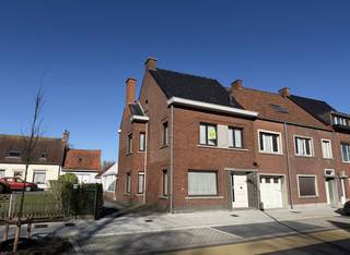 In Ardooie bevindt zich deze halfopen ééngezinswoning op een uitzonderlijk ruim perceel van 827m². Dankzij de stevige structuur, de ruime indeling...