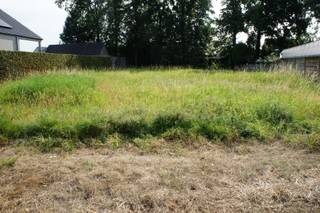 <p><span>Terrain à bâtir de 771 m² destiné à une construction individuelle à Oostmalle.</span><span> </span></p><p><span> </span></p><p><span>Ce terrain à bâtir est adapté à la construction d'une maison individuelle. </span></p><p><span> </span></p><p><span>Largeur du terrain = environ 19,60 m. </span></p><p><span>Profondeur = environ 40 m. </span></p><p><span>Marge latérale par rapport au terrain = façade latérale à 3 m de la limite latérale. </span></p><p><span>Façade arrière à au moins 8 m de la façade avant. </span></p><p><span>Largeur de la façade avant : au moins 7 m. </span></p><p><span>Hauteur de construction de la corniche : max. 6 m et hauteur au faîte : max. 11 m. </span></p><p><span>Toit en pente avec une inclinaison comprise entre 35° et 55° minimum ; toit plat autorisé en cas d'extension. </span></p><p><span>Implantation des dépendances : à au moins 10 m de la ligne de construction de la façade arrière. </span></p><p><span> </span></p><p><span>Pour plus d'informations : par téléphone au 0477 52 54 81 et par e-mail à <span>cs@janssenenjanssen.be</span></span><span>. </span></p><p><span> </span></p><p><span>Informations urbanistiques : pas de permis requis, permis de lotissement, pas de droit de préemption, aucune mesure de réhabilitation sociale imposée, zone résidentielle. </span></p>