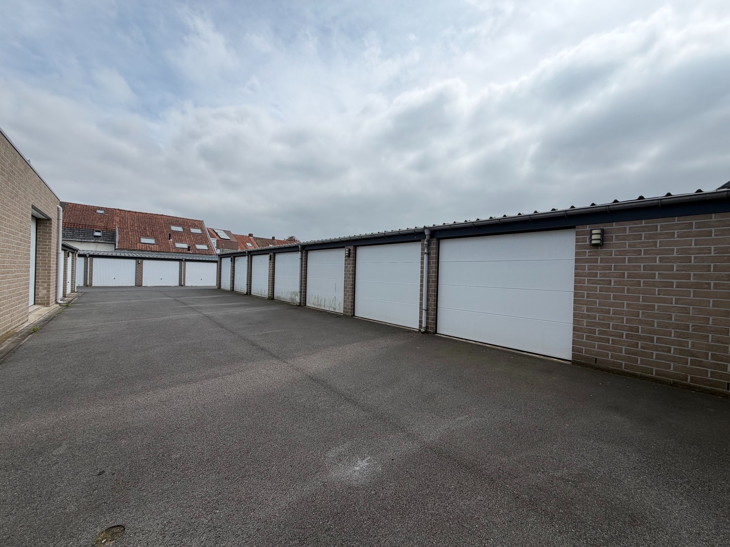 Dubbele garage met sectionale poorten in afgesloten garagecomplex - foto 5