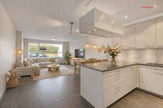 Ontdek dit modern gelijkvloersappartement met achterliggend terras in de recente residentie 'Spuikom I' en geniet van de rust dat deze locatie te bieden heeft! Het appartement bevindt zich op wandelafstand van winkels, openbaar vervoer, het zwembad en scholen. Indeling: inkomhal, lichtrijke en ruime leefruimte met volledig ingerichte open keuken, 2 slaapkamers, badkamer met dubbel lavabomeubel en inloopdouche, ruime berging en apart toilet. Het appartement is energiezuinig en de elektrische installatie is volledig conform. Gemeenschappelijke fietsenberging aanwezig in het gebouw.<br /><br />-<br /><br />Entdecken Sie diese moderne Erdgeschosswohnung mit hinterer Terrasse in der neueren Residenz 'Spuikom I' und genießen Sie die Ruhe, die dieser Ort bietet! Die Wohnung befindet sich in Gehweite zu Geschäften, öffentlichen Verkehrsmitteln, dem Schwimmbad und Schulen. Aufteilung: Eingangshalle, lichtdurchflutetes und geräumiges Wohnzimmer mit voll ausgestatteter offener Küche, 2 Schlafzimmer, Badezimmer mit Doppelwaschtisch und begehbarer Dusche, geräumiger Abstellraum und separates WC. Die Wohnung ist energieeffizient und die elektrische Installation ist vollständig konform. Gemeinsamer Fahrradabstellraum im Gebäude vorhanden.