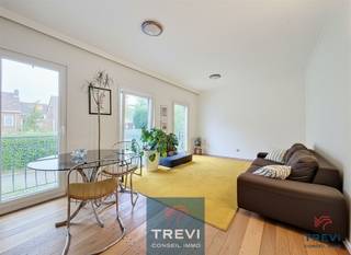 Braine le Comte, dans une rue résidentielle paisible à deux pas de la gare et du centre ville, bel immeuble composé d’un logement et de 4 garages...