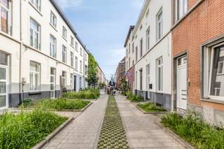 Op zoek naar een gezellige instapklare woning op een toplocatie?Deze gerenoveerde (2017) rijwoning ligt in een sfeervol, rustig en groen woonerf, midden het bruisende hart van Gent. Je woont hier op wandelafstand van historische trekpleisters, station Gent-Dampoort en het idyllische Portus Ganda. Dankzij de uitstekende bereikbaarheid, de nabijheid van water en alle voorzieningen binnen handbereik vormt deze woning een ideale woon- of investeringsopportuniteit. Mobiscore: 9,5/10EPC-score: CVentilatiesysteem B (2025)Indeling:- Gelijkvloers: inkomhal, ruime leefruimte met eetplaats en uitgeruste keuken, lichtrijke badkamer met regendouche en toilet- Eerste verdieping: twee volwaardige slaapkamers - Tweede verdieping: twee extra slaapkamers- Volledig onderkelderd met aansluiting voor wasmachine en zee aan opbergruimte.Extra troef: een ruim groenvak vooraan de woning dat naar eigen smaak kan worden ingericht, ideaal voor wie groene vingers heeft. De dynamische stadsomgeving en lopende stadsontwikkeling in de Dampoortzone versterken het toekomstpotentieel van deze locatie.Beschikbaar vanaf 1 september 2026.Plan je bezoek in via dewaele.comDe algemene voorwaarden van Dewaele DIY kunt u steeds raadplegen via dewaele.com.Bestuursmaatregelen in het maatregelenregister: nee