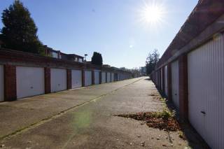 <p><span>Modern en trendy appartement met terras op de 1</span><span><sup>ste</sup></span><span> verdieping, op centrale locatie. </span></p><p><span>Ideaal gelegen t.o.v. verbindingswegen en  openbaar vervoer.</span></p><p><span>Het appartement omvat een ruime en lichte leefruimte met een ingerichte open keuken met toestellen. De centrale hal heeft een gastentoilet, volledig vernieuwde badkamer (douche) en 3 slaapkamers. <br /><br /></span></p><p><span>EXTRA: Lage verbruikskosten, geen maandelijkse lasten.</span></p><p><span> </span></p><p><span>Garage bij te huren aan €65 per maand.</span></p>