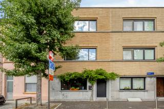 <p>Eéngezinswoning met 3 slpk vlakbij het centrum van Mechelen.</p><p><br /></p><p>Deze instapklare woning combineert charme met hedendaags comfort en is ideaal voor wie een woning zoekt op een vlot bereikbare locatie in Mechelen. Dankzij de instapklare afwerking, de 3 volwaardige slaapkamers en de nabijheid van het centrum biedt deze woning een mooie balans tussen ruimte en praktische bereikbaarheid. Gelegen nabij scholen, openbaar vervoer, het treinstation en belangrijke invalswegen geniet u hier van een uitstekende verbinding met de stad en de omliggende gemeenten. De gezellige stadstuin vormt bovendien een aangename buitenruimte om tot rust te komen.</p><p><br /></p><p>Belangrijkste ruimtes:<br />• Inkomhal met toegang tot de leefruimtes<br />• Gezellige woonkamer met aansluitende eetkamer<br />• Volledig uitgeruste keuken met inductiekookplaat, oven, koelkast, vaatwasser en dubbele spoelbak<br />• Praktische berging<br />• Badkamer met inloopdouche, ligbad, dubbele wastafel en toilet<br />• 3 volwaardige slaapkamers met verschillende indelingsmogelijkheden<br />• Kelder met wasruimte, aansluiting voor wasmachine en ketelruimte<br />• Stadstuin (18 m²)</p><p><br /></p><p>Troeven:<br />• Instapklare woning met praktische indeling<br />• 3 volwaardige slaapkamers<br />• Vlakbij het centrum van Mechelen, openbaar vervoer en station</p><p><br /></p><p>Neem vandaag nog contact op met je ERA-makelaar voor een bezoek.</p><p><br /></p><p>JOUW DROOMHUIS. ZO GEVONDEN!</p>