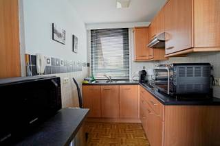 Dit appartement is gelegen op de tweede verdieping (geen lift) van een kleinschalig gebouw bestaande uit 2 appartementen en biedt een zicht op het gezellige pleintje te Appels. Het appartement is voorzien van een lichtrijke woonkamer, keuken, badkamer, 2 slaapkamers en berging. Op 10 minuutjes fietsafstand van de grote markt van Dendermonde, ook een bushalte vlakbij.<br />Bij interesse mail naar info@rosiersderidder.be<br />Onmiddellijk beschikbaar <br />Referentie: 5735