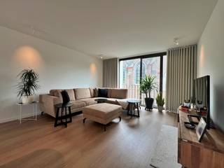 Op een rustige locatie in Lovendegem, vindt u dit volledig vernieuwde appartement (2025) met een bewoonbare oppervlakte van 111 m². De woning combineert hedendaags comfort met een praktische indeling en is meteen klaar voor gebruik.<br /><br />Binnenin beschikt u over een lichtrijke leefruimte, een open en functioneel ingerichte keuken, 3 volwaardige slaapkamers en een comfortabele badkamer met aanpalende wasplaats. Het appartement werd professioneel geschilderd en is voorzien van moderne verlichtingsarmaturen, kwalitatieve raamdecoratie (gordijnen en lamellen) en vliegenhorren.<br /><br /><strong>🌿 Buitenruimte & extra troeven</strong><br />Het ruime terras biedt een aangename plek om tot rust te komen. Daarnaast is er een afgesloten fietsen- en vuilnisberging voorzien, evenals een carport.<br /><br /><strong>⚡ Energiezuinig wonen</strong><br />Met een EPC-label A bent u verzekerd van een energiezuinige woonst en lage verbruikskosten.<br /><br /><strong>📍 Ligging & bereikbaarheid</strong><br />Gelegen in het centrum van Lovendegem geniet u van een vlotte verbinding naar Gent en Eeklo, zowel met de wagen als het openbaar vervoer. Winkels, scholen en lokale horeca bevinden zich op korte afstand.<br /><br /><strong>🚶♂️ Natuur & ontspanning</strong><br />De omgeving biedt tal van wandel- en fietsroutes langs groene landschappen en rustige wegen, ideaal voor wie graag buiten vertoeft.<br /><br />💶 Praktisch<br />Huurprijs: 1.320,00 + € 30,00 huur carport en berging + € 30,00 vaste kosten<br />Beschikbaar vanaf: 01/07/2026<br /><br />Wilt u graag meer informatie of een bezoek inplannen? Aarzel dan niet om ons te contacteren via 09 395 05 40 of verhuur@concept-home.be.