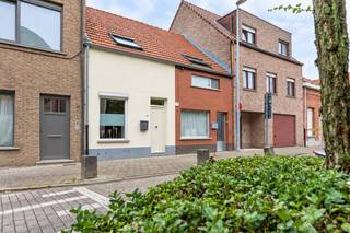 YES! Voor dit pand kan je zélf een afspraak inboeken! Ga naar de advertentie op onze website www.justwonen.be en plan meteen je afspraak in.<br /><br />Het zoveelste rijhuis in Turnhout dat te huur staat? Nope! Wat maakt deze dan nét dat tikje meer? <br /><br />In 2005 werd deze vollédig gestript. Enkel de voorgevel bleef staan! Dusss… een overzichtje van de werken? Ramen, elektra, verwarming, muren, isolatie, dak (met hergebruik van de originele pannen), vloeren, etc. En uiteraard de hele binnenkant van de woning werd ook aangepakt.<br /><br />Omdat het stulpje momenteel leeg staat, hebben we ‘m alvast effe gestyled met onze vriend chatGPT. Maarrrr wij zijn geen stoute makelaar, dus aan de woning zelf werd niets gewijzigd of verbeterd. Beloofd!<br /><br />Indeling:<br />Via de inkomhal stappen we meteen de woonkamer in. Alle overbodige muren werden verwijderd, met een verrassend ruime, open lay-out als resultaat. Ook de keuken werd volledig opengegooid om zo extra licht en lucht binnen te pakken. De keuken is trouwens voorzien van alle nodige snufjes, dus instapklaar. <br /><br />Achter de keuken vinden we een wasplaats, en helemaal achteraan de badkamer. Misschien niet helemaal ingericht volgens de laatste hippe trends, maar wél altijd tot in de puntjes onderhouden. Deze is met een bad, toilet en badkamermeubel. <br /><br />Boven zijn 2 ruime slaapkamers aanwezig.<br /><br />De stadstuin is niet te groot, niet te klein en vooral heerlijk onderhoudsvriendelijk. <br />Je eigen rustige plekje op wandelafstand van de Markt.