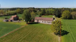 Zeer rustig en landelijk gelegen op een achterliggend perceel van 68 are met prachtig vergezicht over weilanden.<br />De hoeve heeft momenteel 2 huisnummers en is als volgt ingedeeld:<br />- huisnr. 74 omvat: inkom, wc, living 37m², keuken, 3 slaapkamers (18m² - 14m² - 12m²), badkamer, douche, 2de wc, schuur/garage met open zolder 65m² met mogelijkheid inrichten. Epc 521 kWh - energielabel F - UC3715101-RES-1.<br />- huisnr. 72 omvat: kelder, keuken, living 32m², slaapkamer 18m², badkamer + wc, opkamer/berging, zolder 50m² met mogelijkheid inrichten. Epc 535 kWh - energielabel F - UC3715045-RES-1.<br />Afzonderlijk: 2 garages + tuinhuis.<br />Cv-mazout. <br />Totale vloeroppervlakte: ca. 300m² + zolder 50m² + open zolder 65m² + kelder 9m² <br />Bouwjaar: oorspronkelijk gebouwd tussen 1900-1918 - nr. 74 werd recent vernieuwd en nr. 72 dient opgefrist te worden.<br />Mogelijkheid tot bijkopen van aanpalende achteraan gelegen weilanden met een oppervlakte van 1ha08a60ca voor 70.000 euro.<br />Stedenbouwkundige info: vergund geacht - agrarisch gebied - niet gelegen in een verkaveling - geen voorkooprecht ruimtelijke ordening - geen rechterlijke herstelmaatregel of bestuurlijke maatregel opgelegd.<br /> 