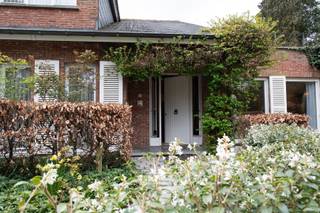 RUIMTE, LICHT ÉN RUST: GEZELLIGE FAMILIEWONING MET 5 SLAAPKAMERS MIDDEN IN HET GROEN!Ideaal gelegen in de rustige groene wijk ‘Hertebos’ dichtbij...