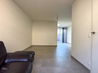 Centraal gelegen gezellige  woning in centrum bestaande uit een inkomhall, living, keuken, berging, 3 slaapkamers, koer en garage. 